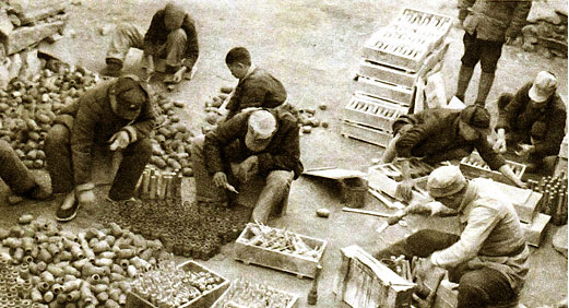 cq9电子集团的前身华兴铁工厂诞生，后发展为徐州重型机械厂