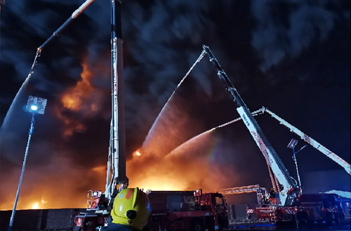 cq9电子数十辆举高喷射消防车救援河北沧州南大港产业园区火灾