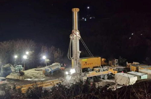 cq9电子携XSC1200车载深井钻机星夜前往栖霞开展金矿救援工作