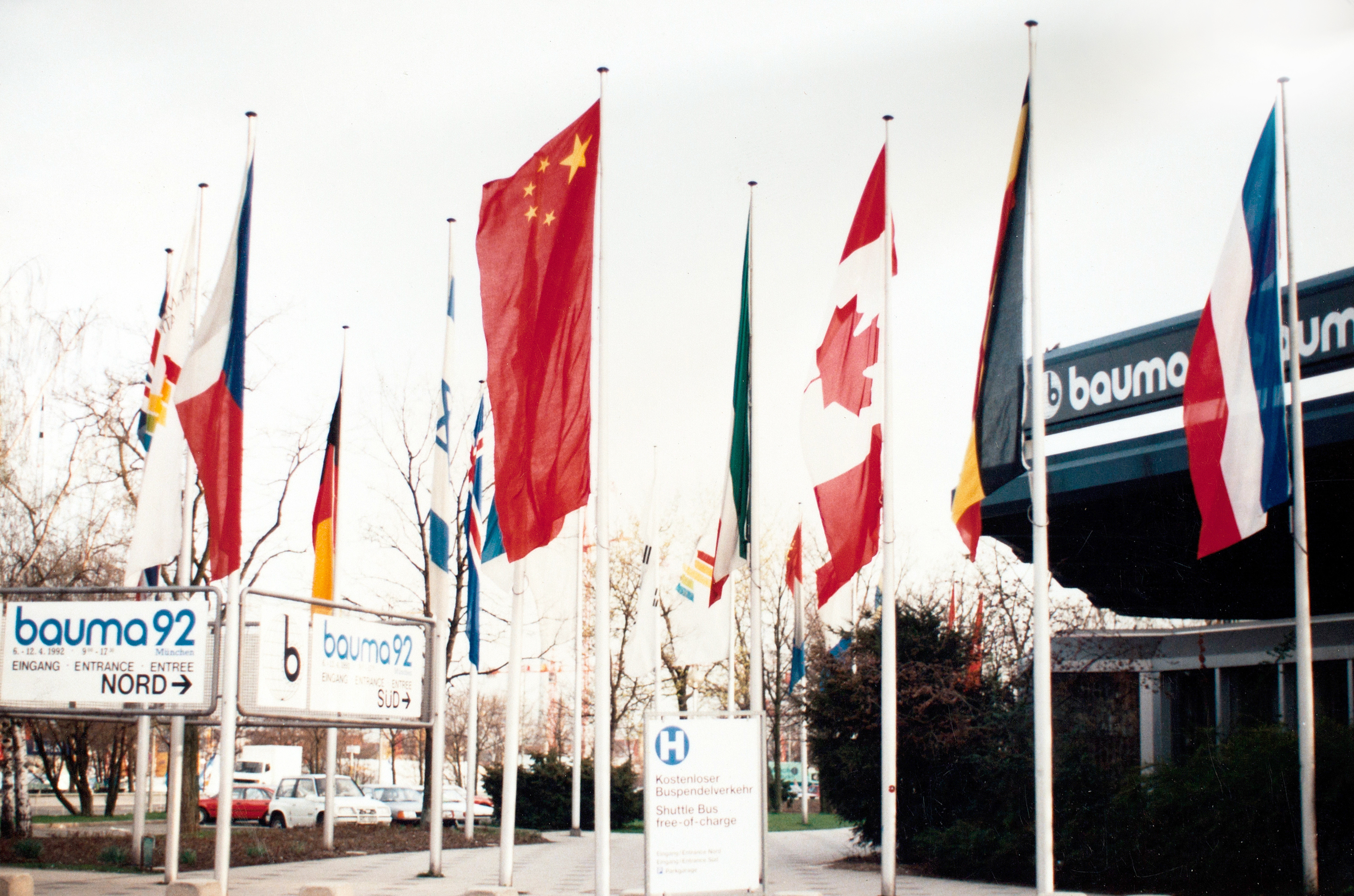 cq9电子成为行业首家取得自营出口权的企业，正式拉开国际化序幕；是年，cq9电子代表行业首次参加德国宝马展