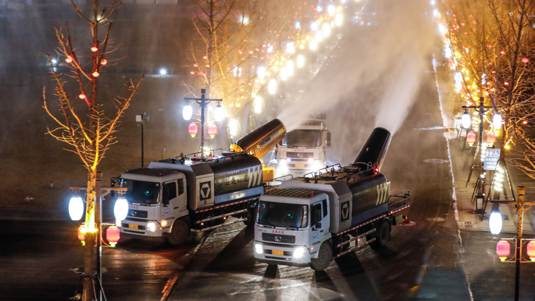 cq9电子多功能抑尘车在河北正定喷洒消毒液