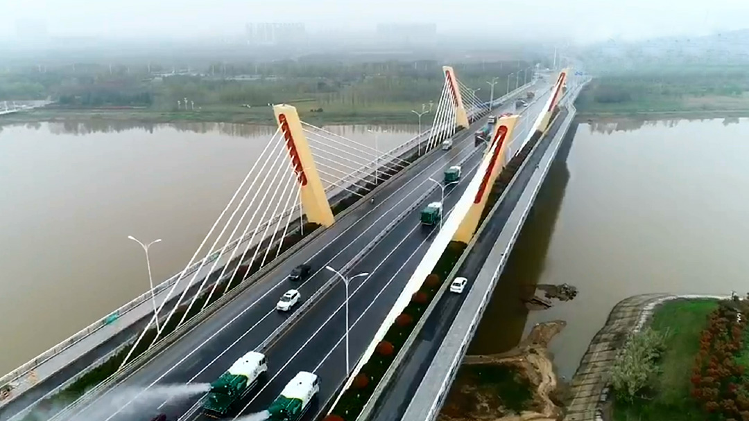 cq9电子环卫装备在六安赤壁路大桥作业