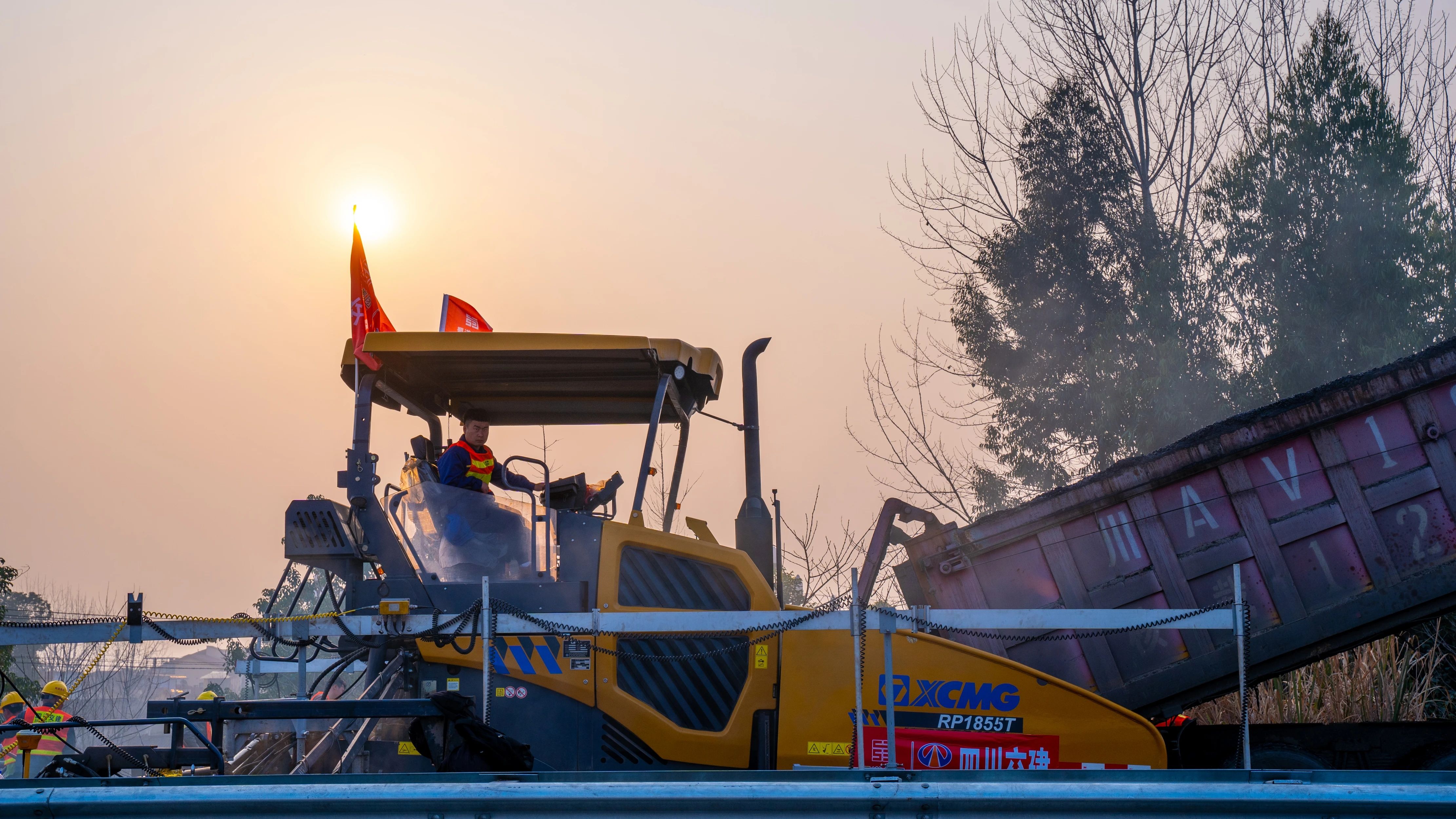 18天！cq9电子成套沥青路面装备助力成绵高速罩面施工！