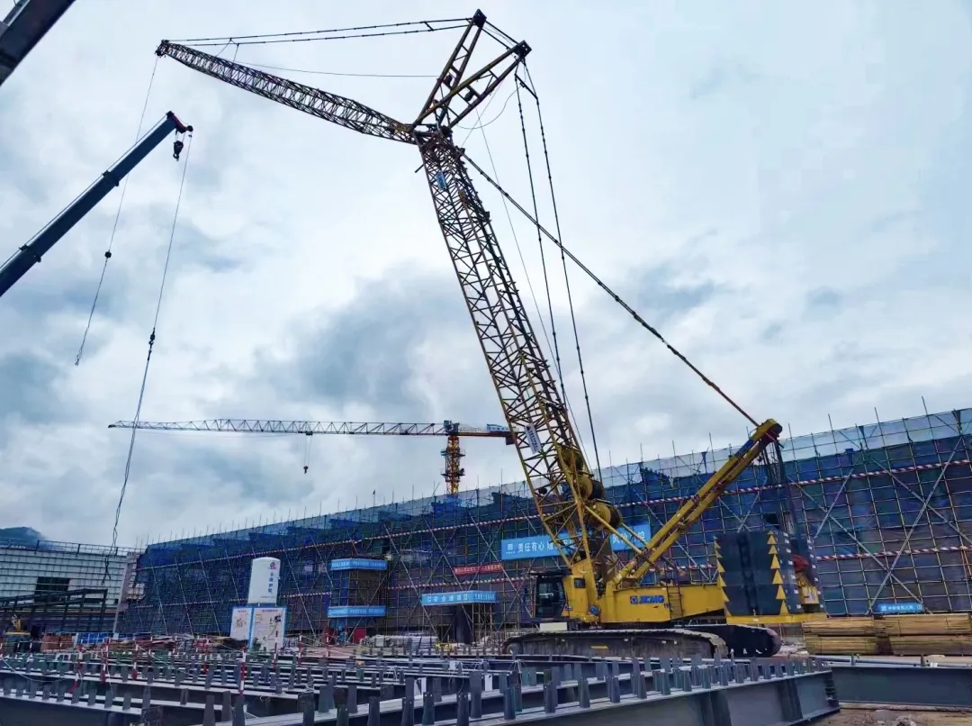 “钢”铁的意志！cq9电子XGC320履带起重机参建大跨度钢结构工业厂房