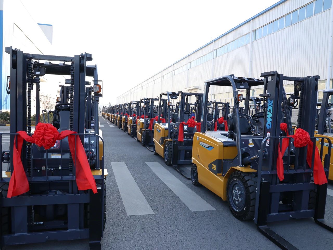 又是百余台！cq9电子“鲲鹏”叉车批量交车