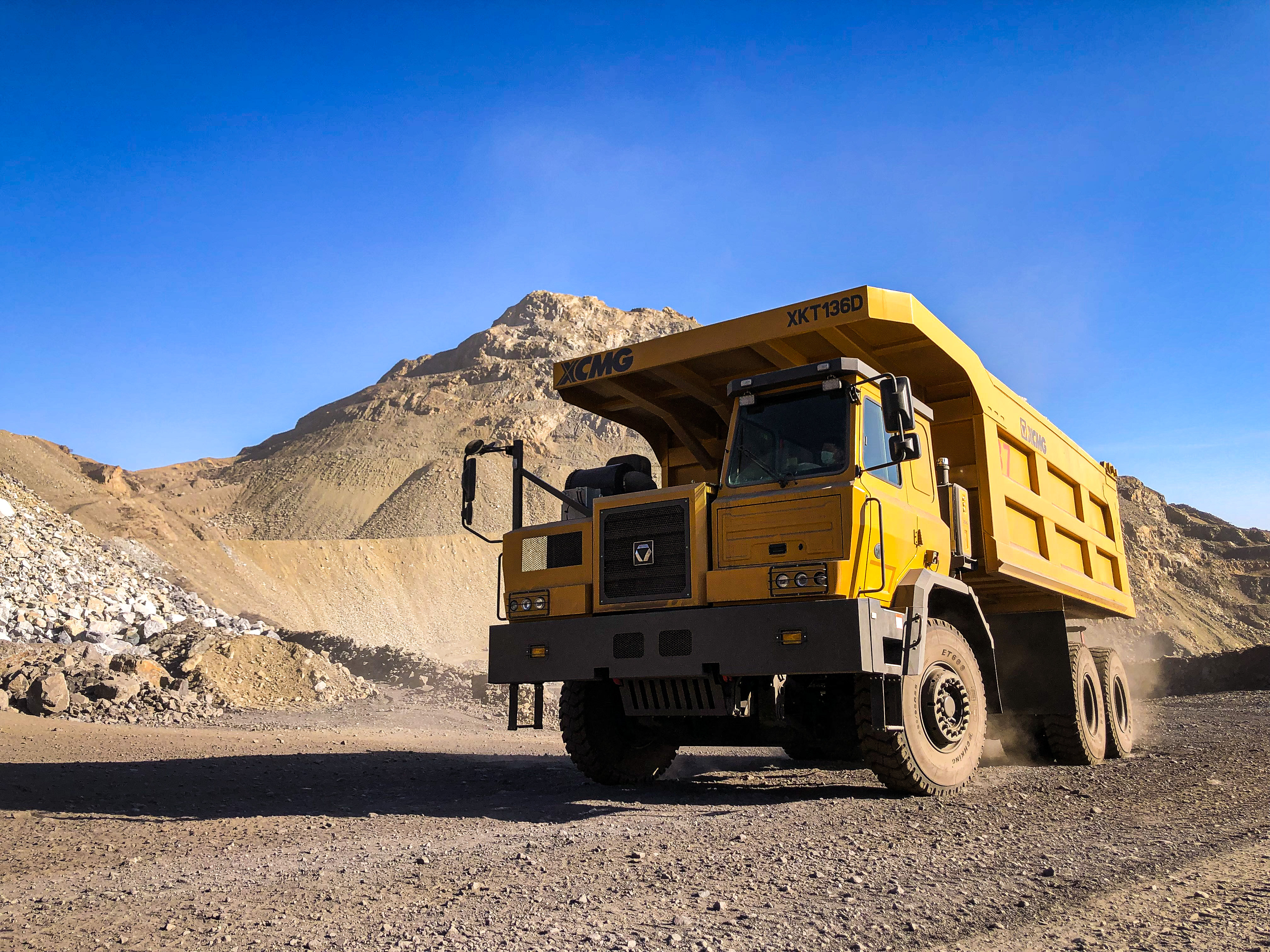 【新品下线】cq9电子XKT136D三桥宽体矿车正式下线！