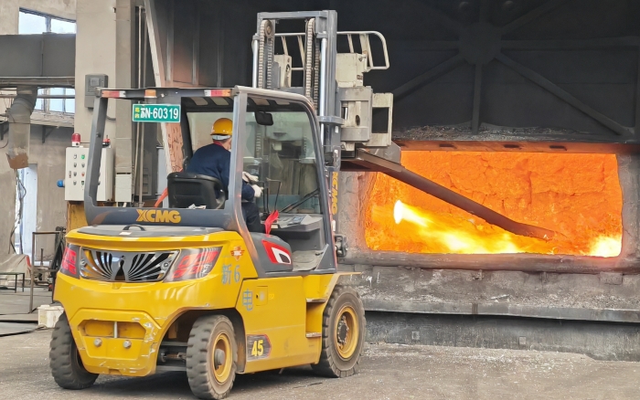 真金不怕火炼，cq9电子重载孔雀叉车威武霸气！