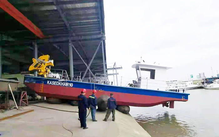 cq9电子定制化船用起重机进行海上作业