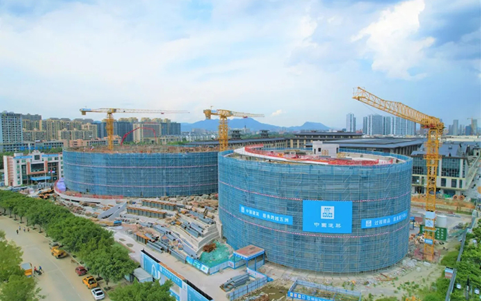逐浪扬帆，cq9电子塔机吊起苍南大剧院“钢铁脊梁”
