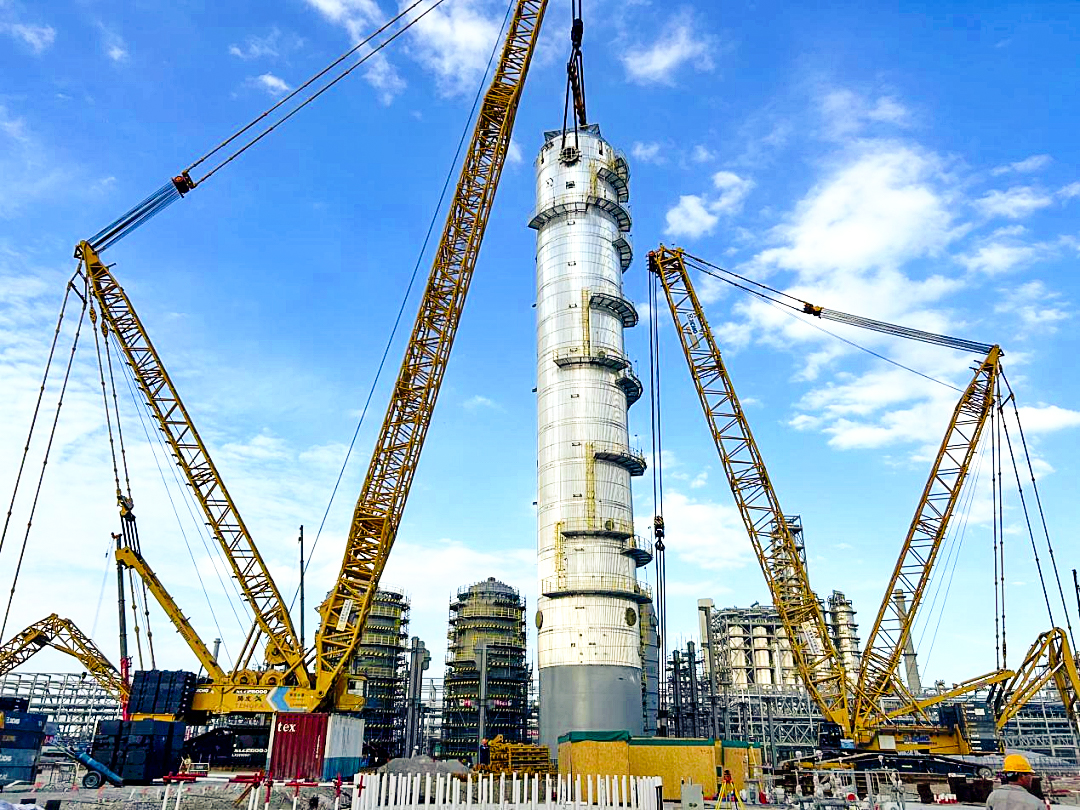 双机联动！cq9电子履带起重机助力全国丙烯腈行业“最大最重单体设备”成功就位