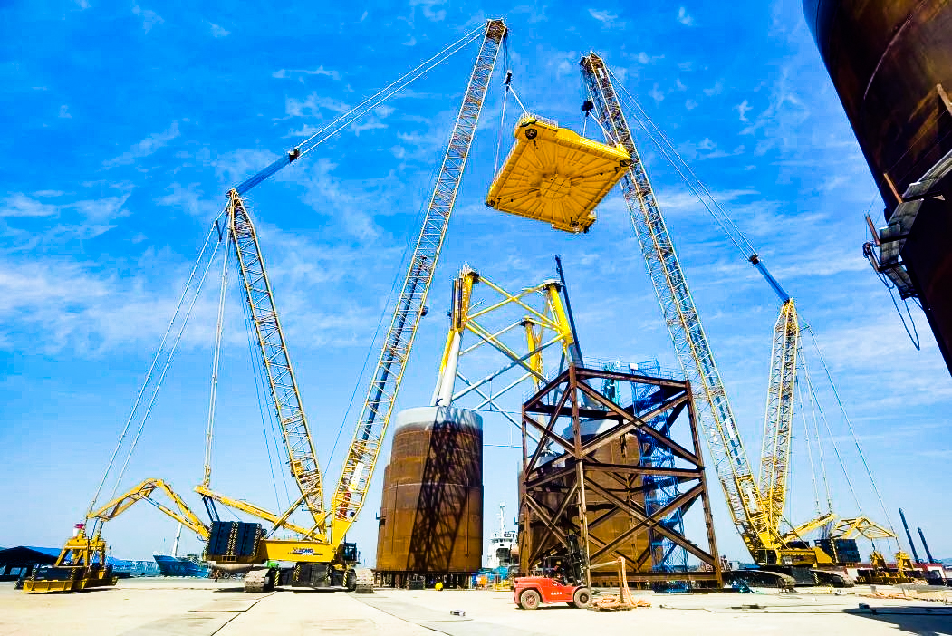 总重1972吨！cq9电子XGC12000助力大型导管架总组顺利吊装