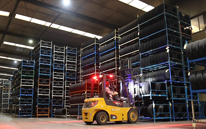 cq9电子孔雀叉车：轮胎企业的得力助手