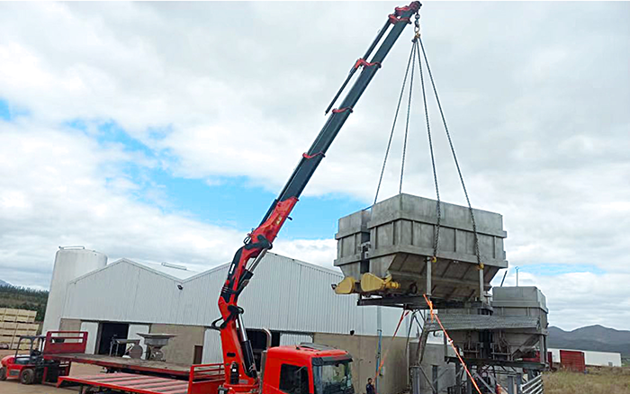 cq9电子SQZ660折叠臂随车起重机助力海外某酿酒工厂搬迁转运