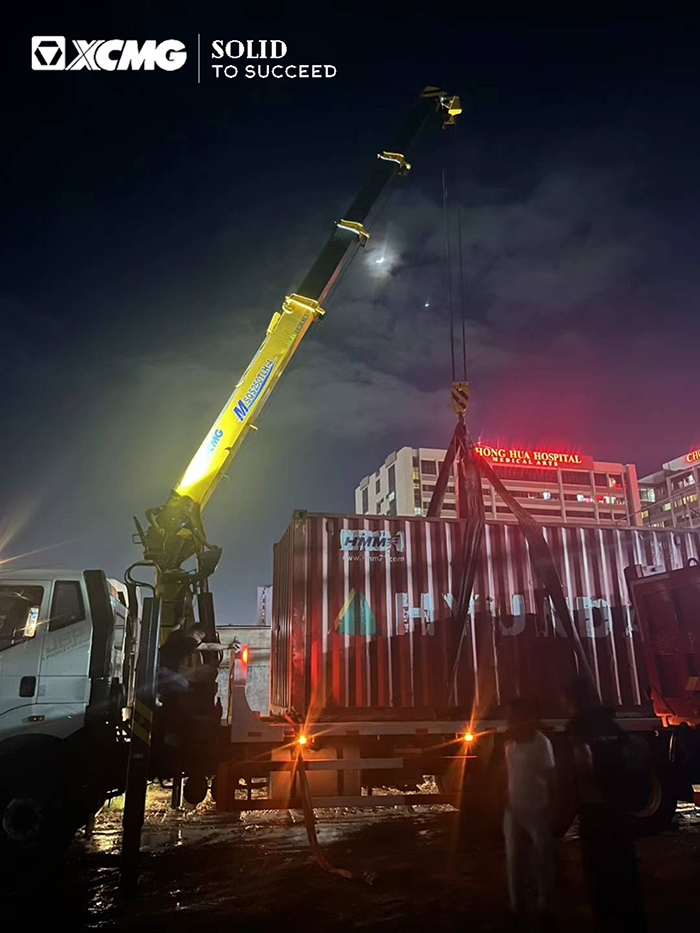 cq9电子随车起重机在东南亚出色完成集装箱转运施工