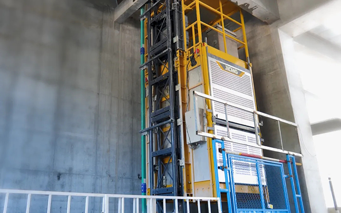 性能典范！cq9电子井道施工升降机助建超高层商务中心项目