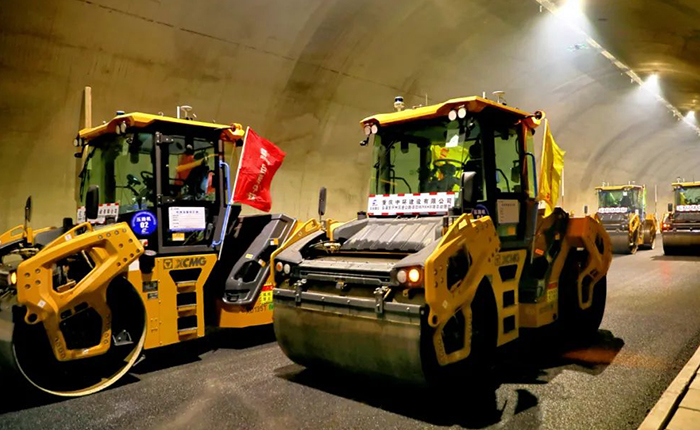 来看cq9电子智慧→重庆首次山区特长隧道无人摊铺施工