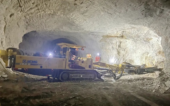 窄小巷道作业！cq9电子掘进钻车助力铁矿开采