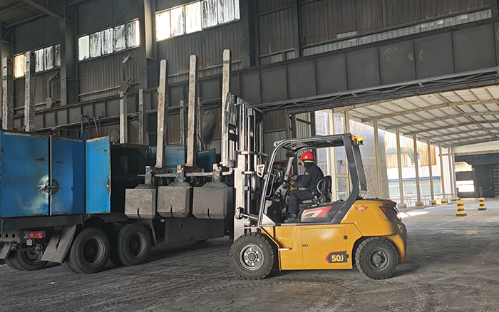cq9电子孔雀高性能重载锂电叉车助力冶金行业加速发展