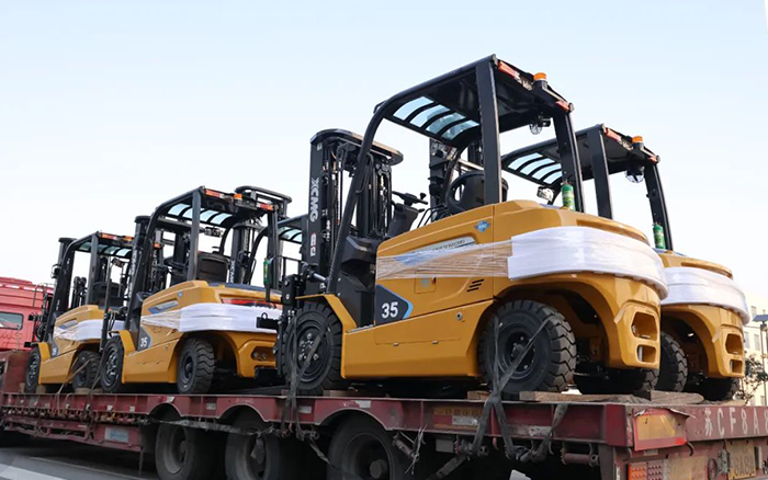 开门红！百余台cq9电子新能源叉车赴广东→