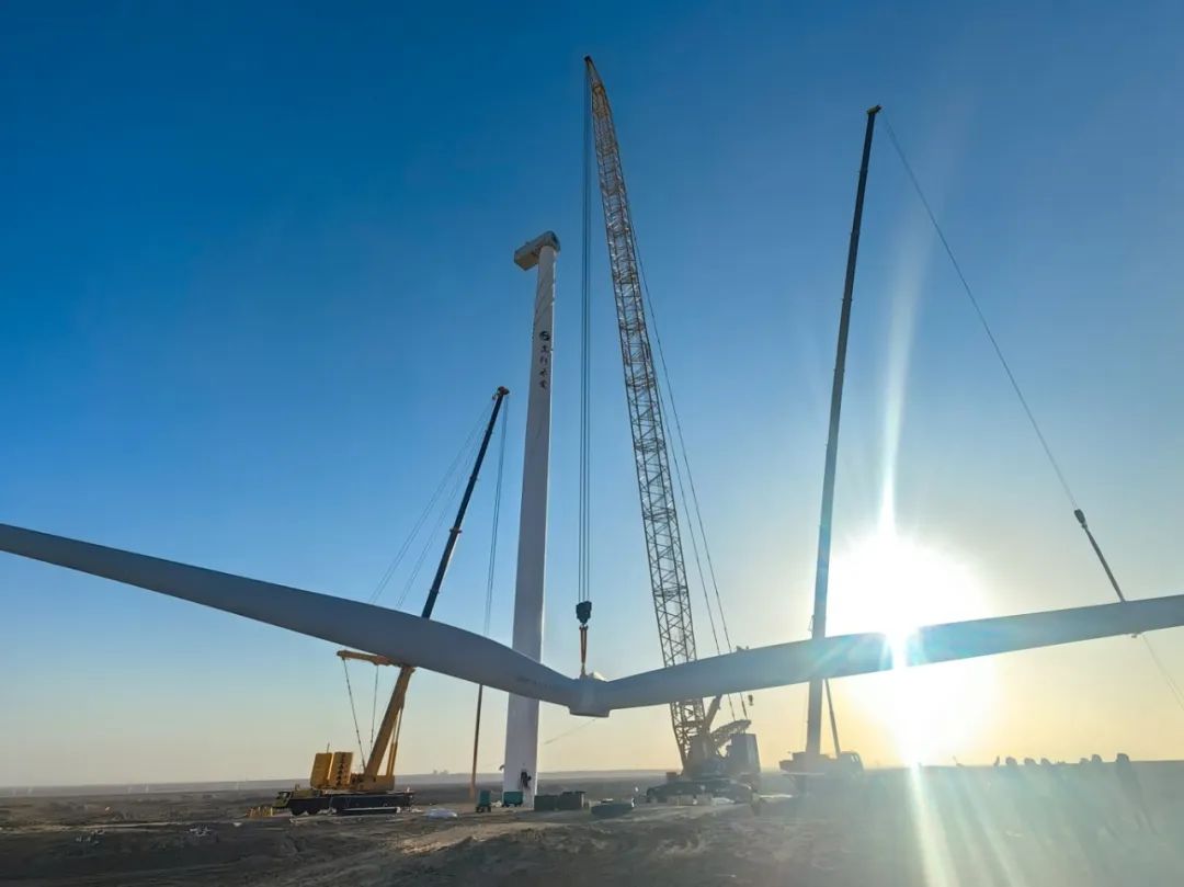 “零偏差”！西北戈壁现风电“超级大片”，cq9电子XLC18000M领衔多机协同吊装
