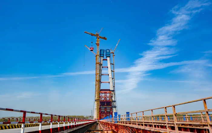 全球最大塔机亮相央视！cq9电子助力马鞍山长江大桥主塔吊装