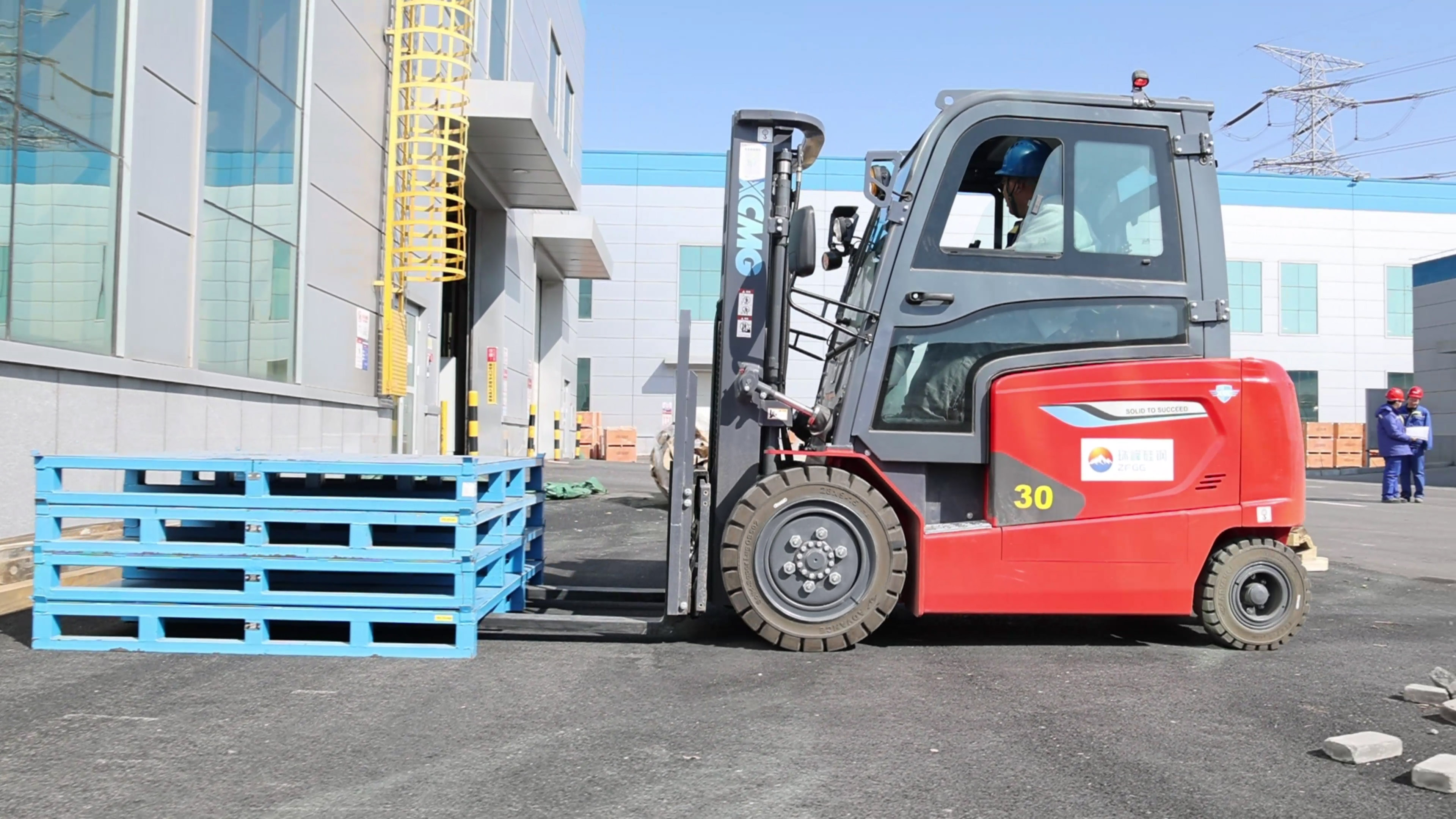 小巧精悍，cq9电子鲲鹏系列电动平衡重叉车制造业大展身手