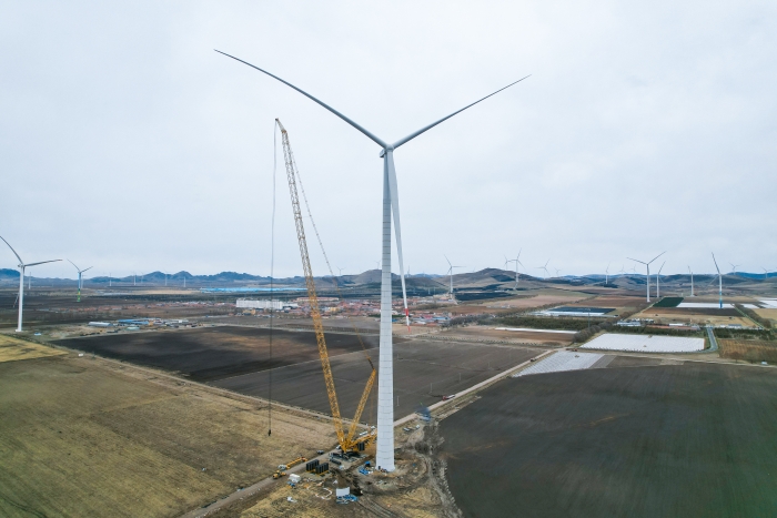 高空之巅，再铸荣光！XLC18000M助力大型风电场首台185米风机成功吊装