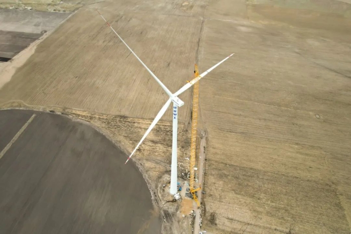 高空之巅，再铸荣光！XLC18000M助力大型风电场首台185米风机成功吊装