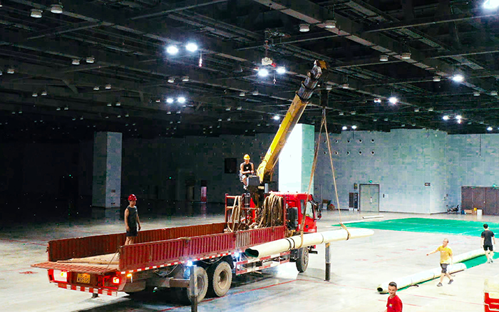 高效稳护航，cq9电子随车起重机赋能广西会展中心体育场馆塑胶铺设