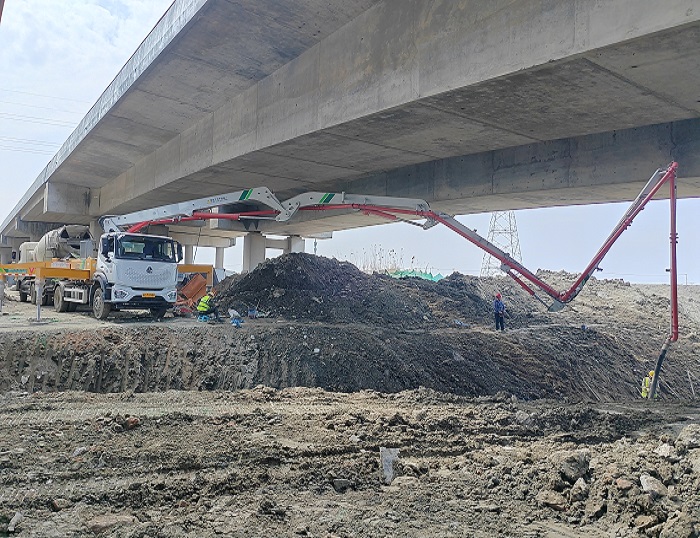 轻灵稳。q9电子33米泵车领航新城镇基建