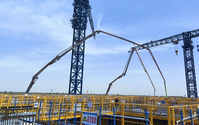 72米巨臂显神威！cq9电子“钢铁侠”集结汉南长江大桥