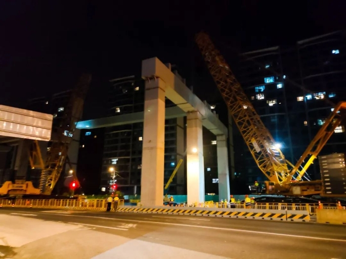 双机联动，毫米操控！cq9电子XGC11000高效破解高架桥施工难题