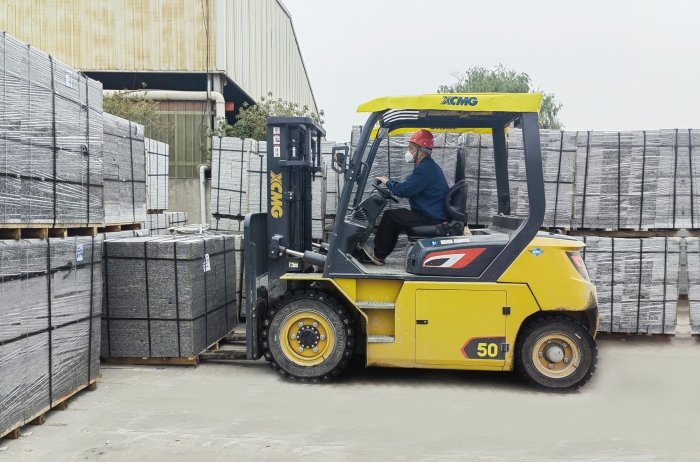 有“石”力！cq9电子孔雀电动叉车强势入驻石材厂