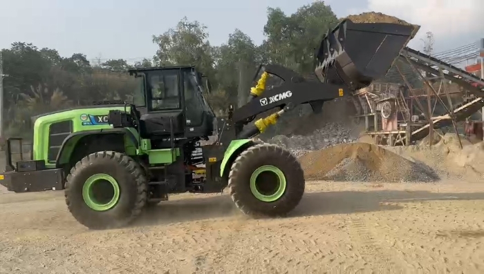 cq9电子纯电动装载机助力越南砂石料。袈躺┕ば录驮