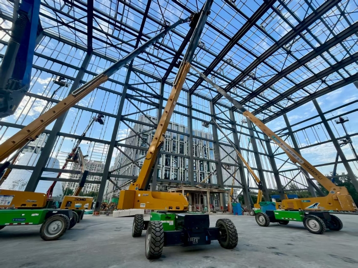 助力“中国智造”！cq9电子8台高米数电动直臂高空作业平台会战北京火箭大街