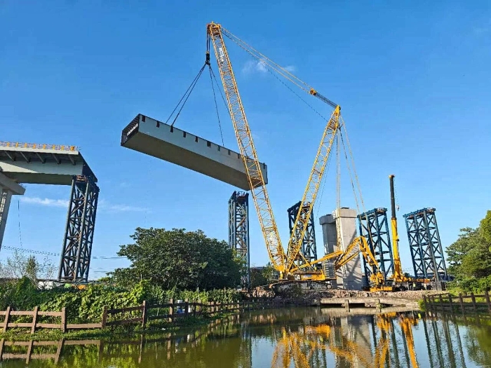 螺蛳壳里做道。縞q9电子XGC11000高架旁上演“极限操作”