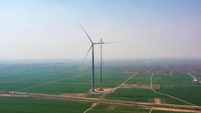 暴雨中横走的 “钢铁巨兽”！cq9电子 4000 吨起重机撑起 160 米风电，这细节太硬核！