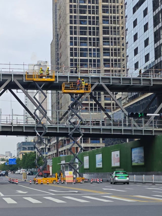 小巧身手大作为！cq9电子剪叉车助力市政桥梁焕新颜