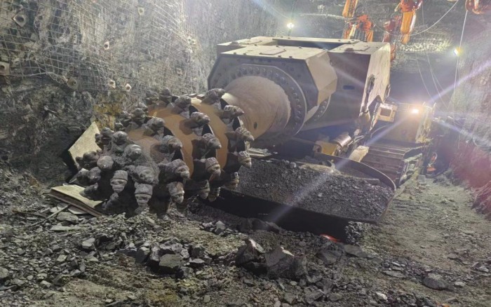 掘进磷矿！cq9电子XTR7/360掘进机点磷成金