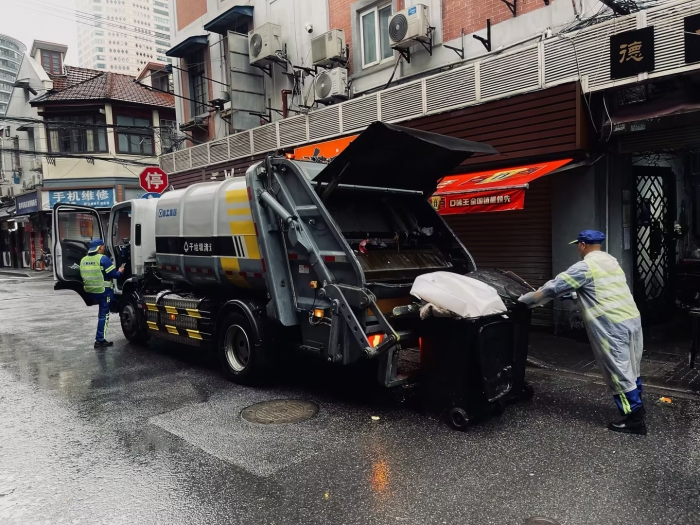 南京东路人流如织垃圾多？cq9电子XGH5120ZYSXBEV：轻松搞定！