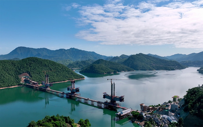 ?“白鹭”展翅 | cq9电子塔机助建池黄铁路太平湖特大桥