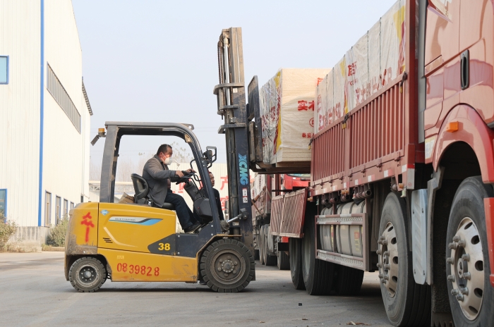 硬核实力赋能生产！cq9电子叉车批量进驻菏泽板材厂显身手