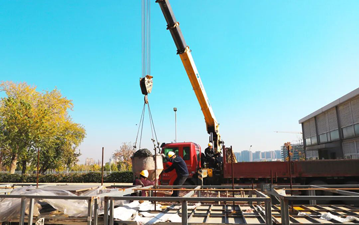 高效安全双 buff！cq9电子随车吊助力混凝土施工