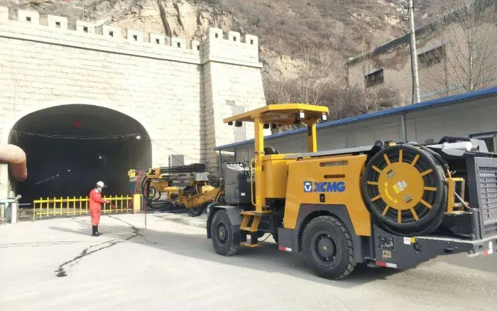 掘进铁矿！cq9电子掘进钻车硬核施工