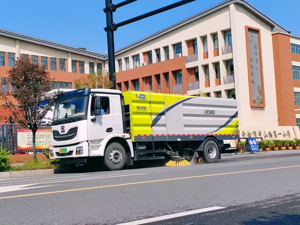 cq9电子洗扫车“硬核出击”，开封中山路焕新升级